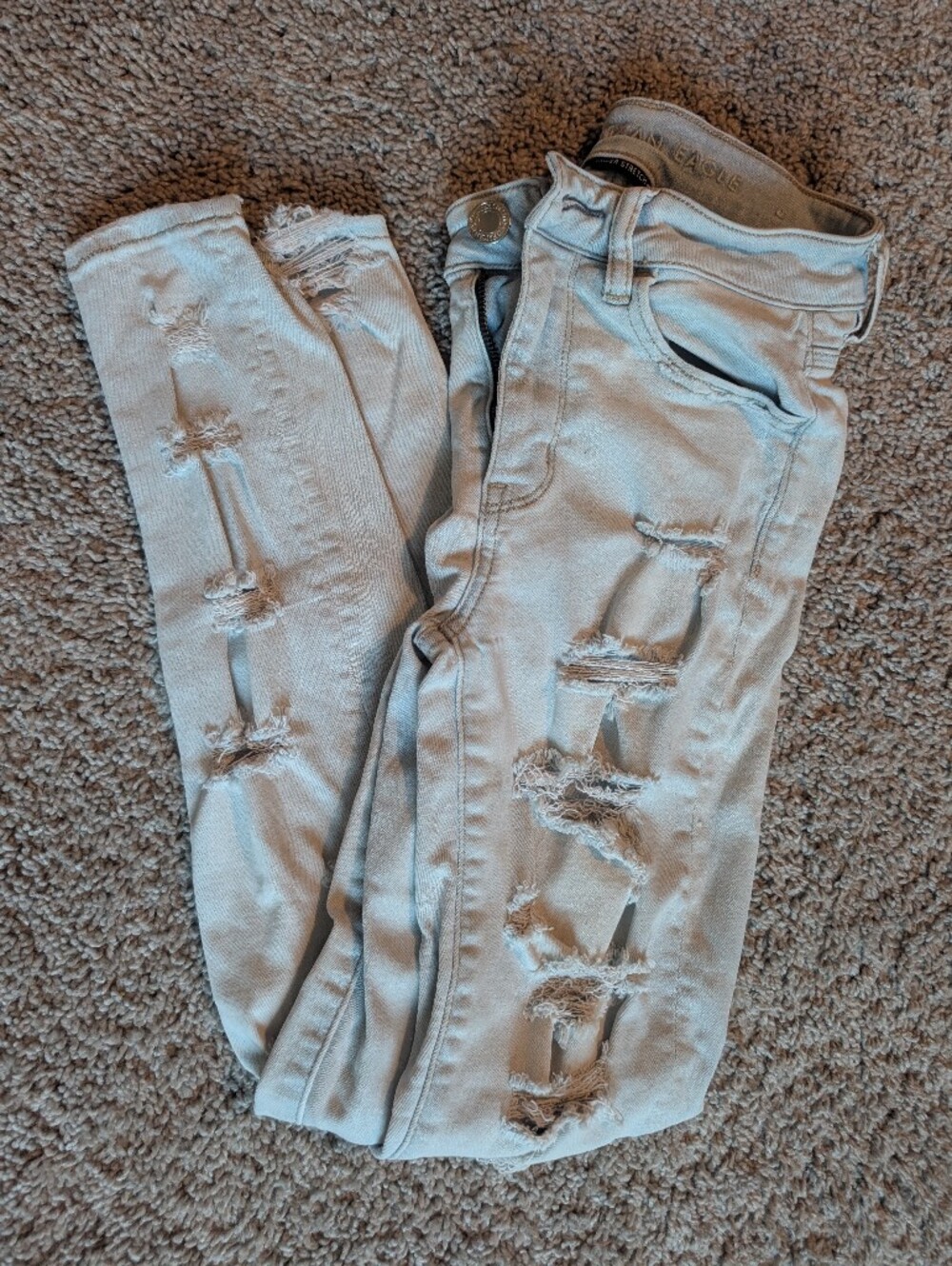 American Eagle Light Wash Distressed Women’s Jeans